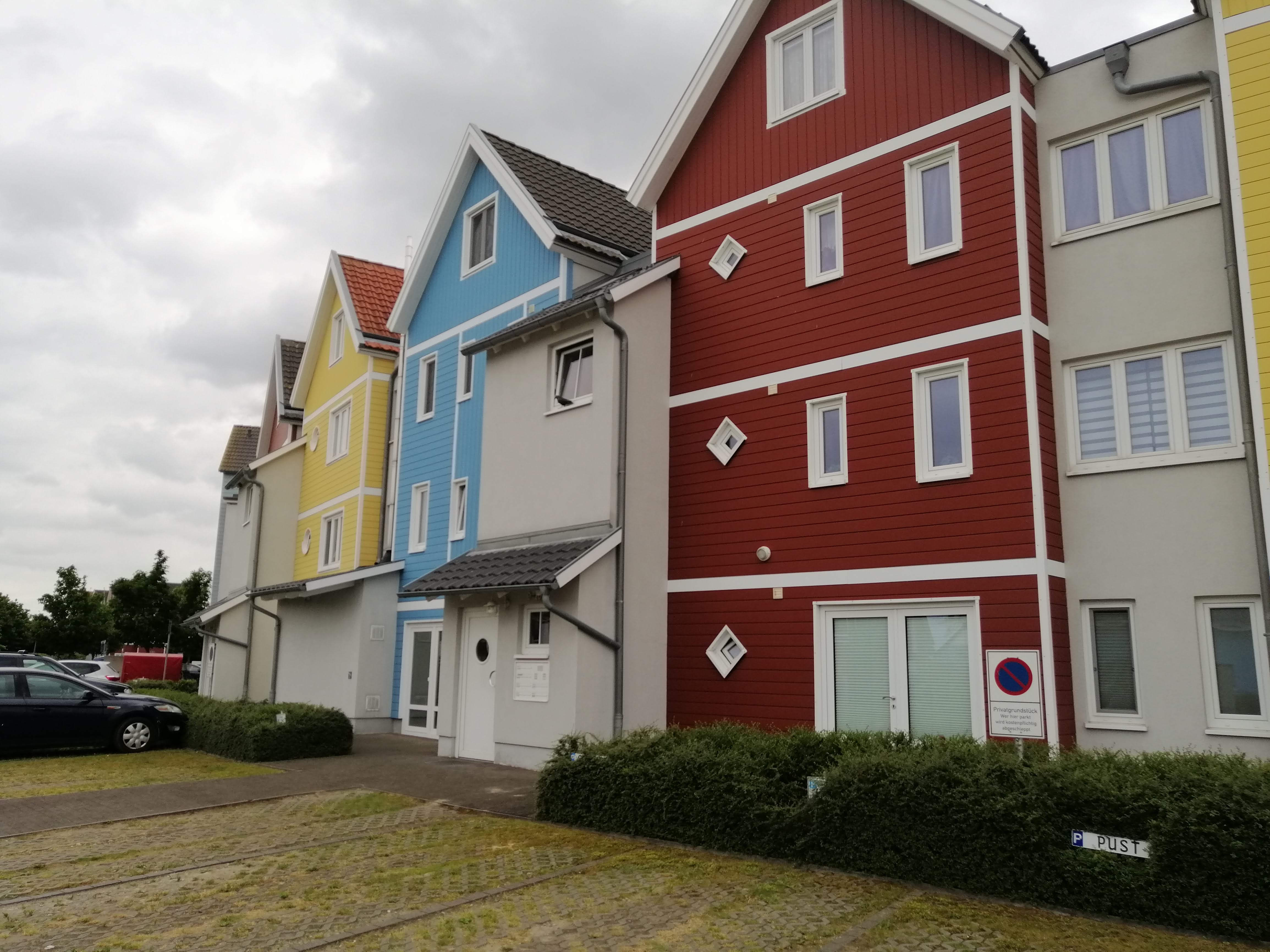 typsiche Siedlung in Maten Kammare - bunte Häuser