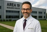Prof. Adrella vor dem BIONIC CENTER
